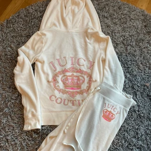 Juicy couture sett🌞❤️ - Säljer detta as snygga juicy settet❤️🔥 strl xs❤️ budgivningen startar vid 500+frakt🤑 betalning sker via swish❤️inga fläckar och i bra skick😍budgiving sker i kommentarerna😜