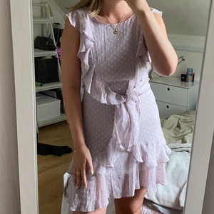 Klänning volanger - Jättefin och somrig klänning i en ljus lila/rosa färg! Bra skick och knappt använd. Storlek 36. Betalning via swish och köpare står för frakt❤️‍🔥💞🌸💖