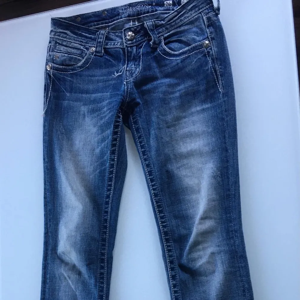 Super coola miss me jeans som är låg midjade😍 jag har bara testat de en gång då jag insåg att det var för små. E bara lite för långa för mig dom är 1.56. De är straight fit. Jättebra skick😻 Köparen står för frakten😘🤩 snälla fråga inte om bilder på hur de ser ut på🥰😘💗💗. Jeans & Byxor.