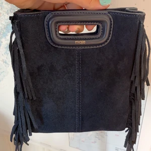 Majeväska - Mörkblå majeväska! Köpt i vintras o jättebra skick , har lite små fläckar som syns på bilderna! 💙