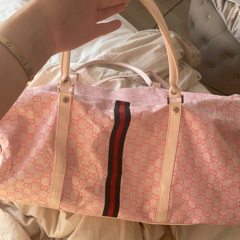 Säljer denna Gucci bag i en sjukt fin rosa färg, då den inte kommit till användning för mig. Fin i skicket. Skriv till mig privat vid intresserad . Väskor.