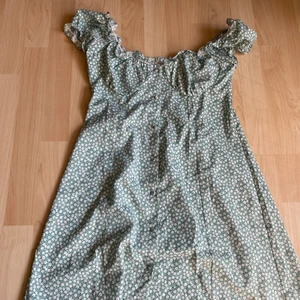 Sommarklänning  - Sommarklänning från zaful storlek S men passar XS bättre , kan skickas köpare betalar frakt.