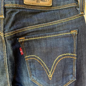 Levi’s 471 W 26 L 32. Slim Fit. - Midja 2 x 33 cm. Inner benlängd 79 cm. Normal midja, raka ben. Mycket fint skick. Frakt 📦 66 kr. 