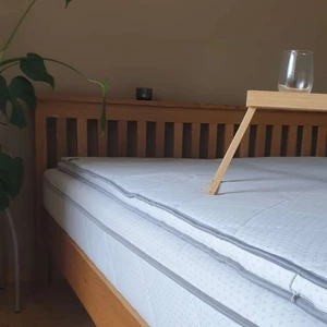 Säng 160 cm  - Hej, jag säljer min 160 säng som mestadels använts som gästsäng. Den är i fint skick och sängramen som medföljer är i ek. Själva sängen är från Orto. Hämtas omonterad i Stenungsund. 