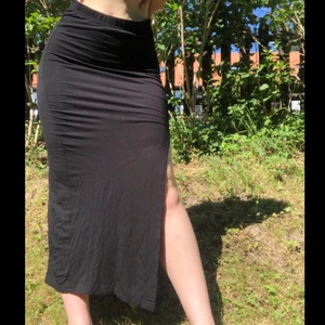 svart kjol med slits - svart långkjol med slits på vänster sida, säljer då den ej kommer till användning längre:/ jättesjuka och skönt material!!🌺 storlek XS men jag har vanligtvis M nuförtiden och den passar hur bra som helst fortfarande, stretchig!!!