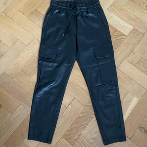 Läderbyxor  - Zvarta läderbyxor från Zara som inte passar längre. Haft på mig två gånger. 