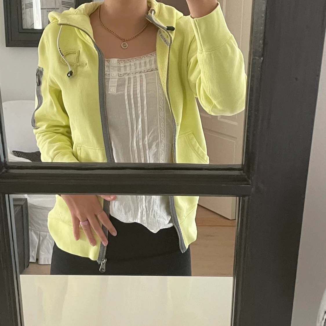 Ljus gul huvtröja 