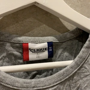 Tröja med tryck på ryggen  - Behövs stryckas men annars väldigt cool 