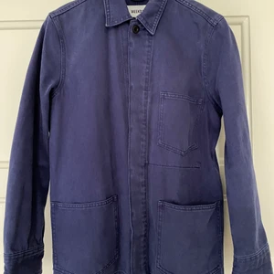 Workwear jacka från Weekday  - Jacka i workwear-stil från Weekday i fint begagnat skick. Använd 1 gång. Köpt på herravdelningen. Fin blå, klassisk färg. Kopia på fransk workwear