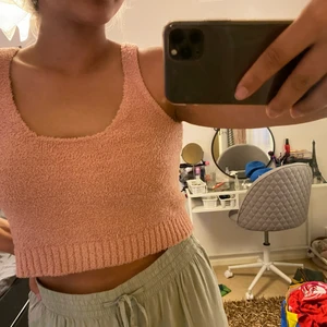 Linne GinaTricot storlek M - Säljer ett rosa, lite lurvigt linne från Ginatricot på grund av att den ej kommer till någon användning. Storlek M. Tröjan är använd fåtal gånger därför är den i ett mycket bra skick