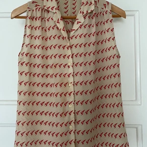 Blus / ärmlös skjorta från Smiley Vintage - Lös och luftig blus/skjorta i fint skick. Använd vid ett tillfälle. Tyvärr inte storleksmärkt men uppskattar att stlr small