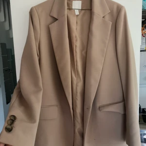 HM kavaj storlek Euro 42 ( oversized )  - Säljer min fina Kavaj, använt fåtal gånger. Jag är en S men har haft denna som oversized kavaj! 