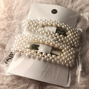 Hårspännen nya  - Fina hårspännen i guld med vita pärlor. Passar till vardag och fest. Aldrig använda, i förpackning. Köp fler grejer av mig, samfraktar gärna. 