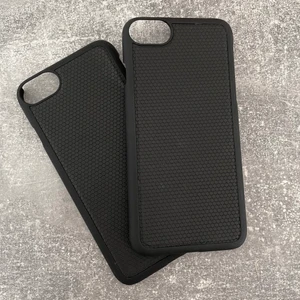 Skal iPhone 6/6s/7/8 - Säljer två svarta magnetiska skal från ideal of sweden,  (tyvärr ingen logga på då jag köpte dom tillsammans med magnetisk plånbok) passar iPhone 6/6s/7/8 ⭐️ Aldrig använda då jag haft andra skal♥️ (En kvar nu)