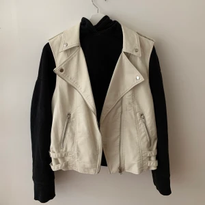 Väst - Creme vit väst i fejk skin. Köpt för länge sen i Stl 40.  Priset går att diskutera. Vid frågor eller funderingar är det bara att höra av sig😊