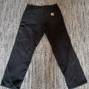 Carhartt Byxor - Svarta Carhartt Carpenter Pants. Skick 8/10. Storlek 32x32.