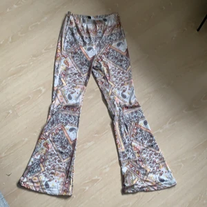 Byxor -  Super sköna byxor från Shein. Tunna och perfekta till sommaren storlek S. använda fåtal gånger💐