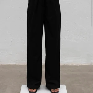 A-dsgn kostymbyxor - Säljer mina kostymbyxor från Alice Stenlöfs märke🌟 Helt oanvända🥰 Storlek M och nypris är 800kr. Köparen står för frakten!