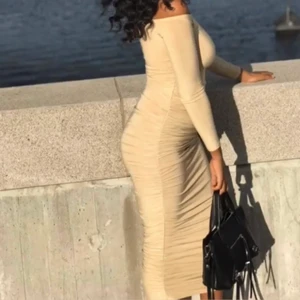 Midi bodycon klänning - Säljer den här lång klänningen ifrån plt. Endast använt 2-3 gånger. 