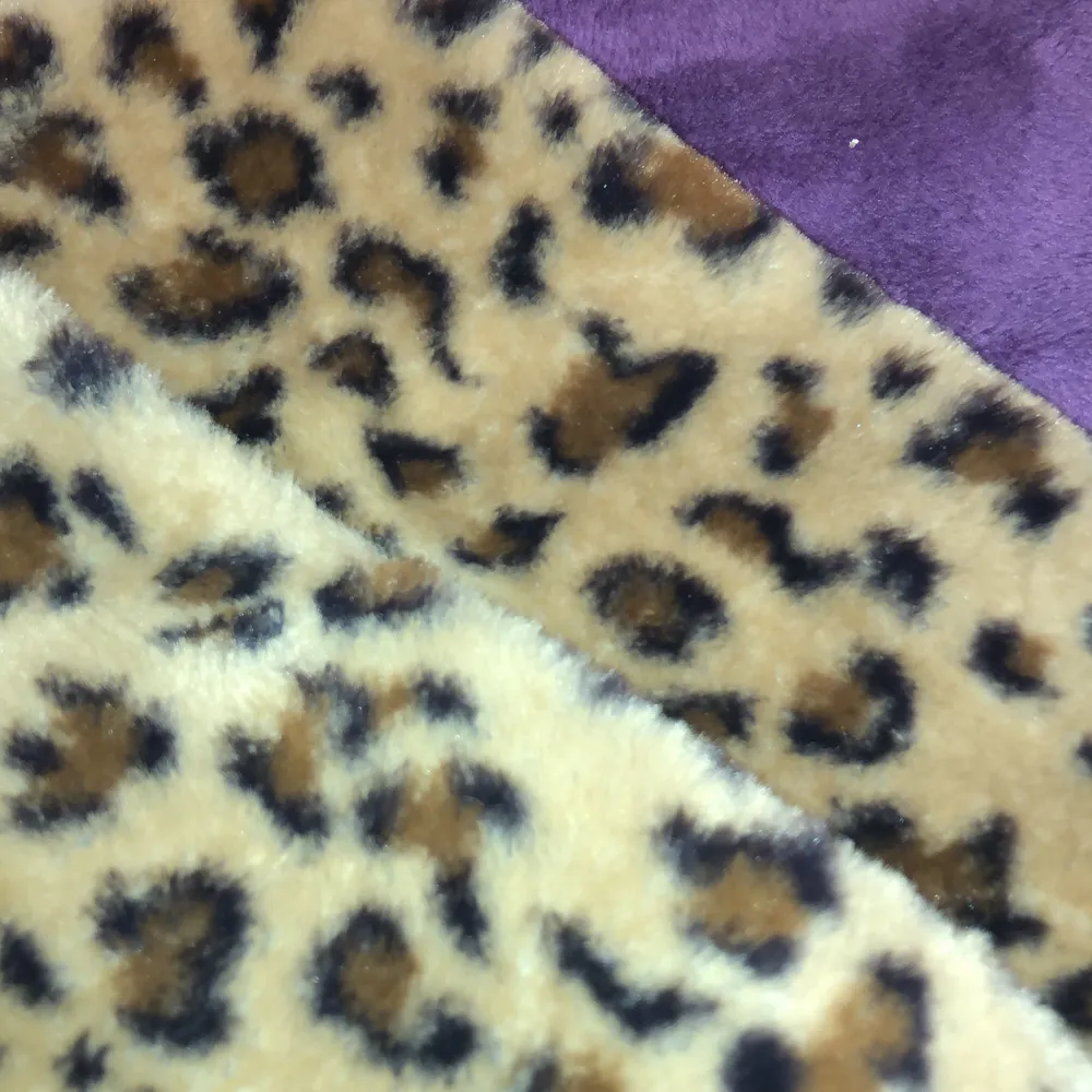 Axelremsväska som har leopard mönster andvänd få gånger och är i helt okej skick.. Väskor.