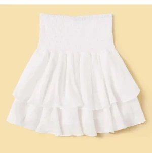 Vit volangkjol 💕 - Säljer min fina volangkjol, nyskick och perfekt nu till sommaren!💕