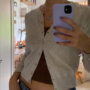 Kofta - Så gullig kofta i bomull, perfekt att slänga på under sommarkvällar🌸