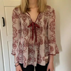 Odd Molly Blus - Jättesöt blus från Odd Molly som knappt blir använd längre. Jättefint skick, är en storlek 2 vilket motsvarar M och 38/40💗