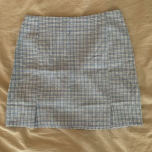 Ljusblå kjol i storlek 36 - Jättefin ljusblå kjol från shein, alldrig använd utan endast testad. Ursprungspriset var 89kr men säljer den för 75. 🔴köparen står för frakt🔴. Det finns katter i hemmet