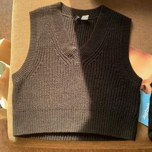 Säljer denna superfina tröjan från H&M. Aldrig använd eller tvättad så den är i superbra skick. Har enbart testat den och trodde den skulle komma till användning men nope!;)