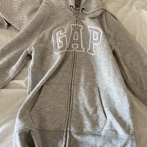Gap munkjacka - Jag säljer en grå Gap munkjacka i storlek S. En jättefin munkjacka i ett bra skick. (Uppe vid dragkedjan har en söm lossnat, men inget som syns eller märks, se bild 3) Priset kan diskuteras. Hör av er om ni är intresserade eller vill se fler bilder!