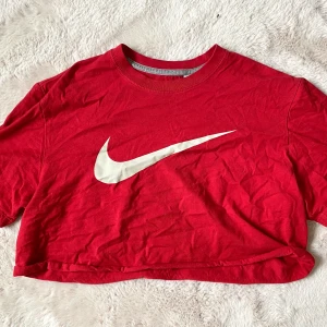 Vintage croppad Nike T-shirt  - ”Vintage” röd äkta Nike T-shirt som är croppad <3 Storleken är Herr M, så passar säkert XS-L beroende på hur den sitter. Frakt tillkommer 💛