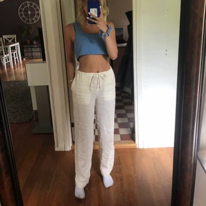 Linnebyxor zara - Nu säljer jag ett par väldigt snygga och sköna linnebyxor! Använt fåtal gånger. Dom är raka i modellen och passar folk som är 164-174☺️✨💗kommer i en linnepåse. Direkt pris 600kr🤩