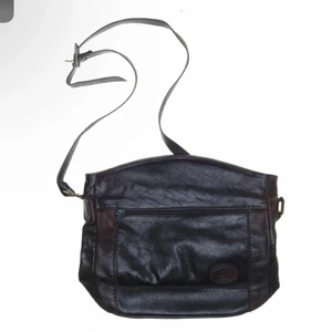 Vintage axelväska - Skitfin vintage axelväska i läder. Får plats med lite skolböcker och en liten dator så funkar till skolan. Köpt second hand sp i använt skick men det är inget man tänker på💖