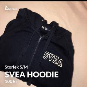 Svea hoodie, säljer pga för liten, jätteskönt material och mysig luva. 100kr+frakt