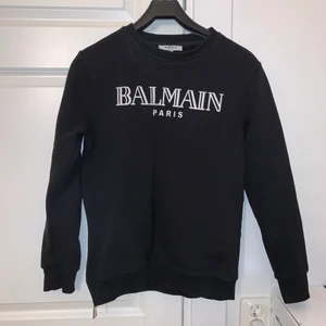 B A L M A I N - balmain tröja sitter som tjej S men kill XS. Skriv om du har funderingar ❤️ vill sälja snabbt