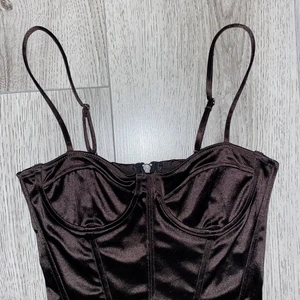 Bustier topp - Söt brun bustier topp från H&M. Aldrig använd bara provad!!. 
