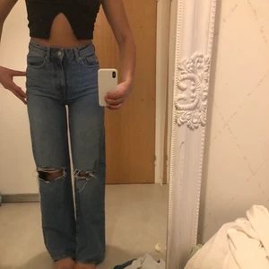 Lager 157 tajta raka jeans med hål - Sjukt snygga, så bra material, färgen blå. Aldrig använda! 