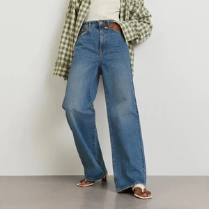 Intressekoll — Gina tricot perfekt jeans - Från Gina tricot. Köpta i december men inte rätt passform på mig så säljer nu efter att använt den en gång.  Inköps pris; 599kr. Buda i kommentarerna, höj med minst 10kr.