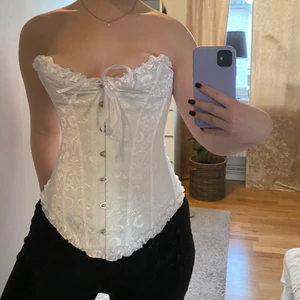 Korsett - Helt oanvänd jättefin korsett med vackra detaljer från Lightinthebox i storlek S, endast använd vid dessa foton. Säljer pga dubbletter. Nypris 395kr💕