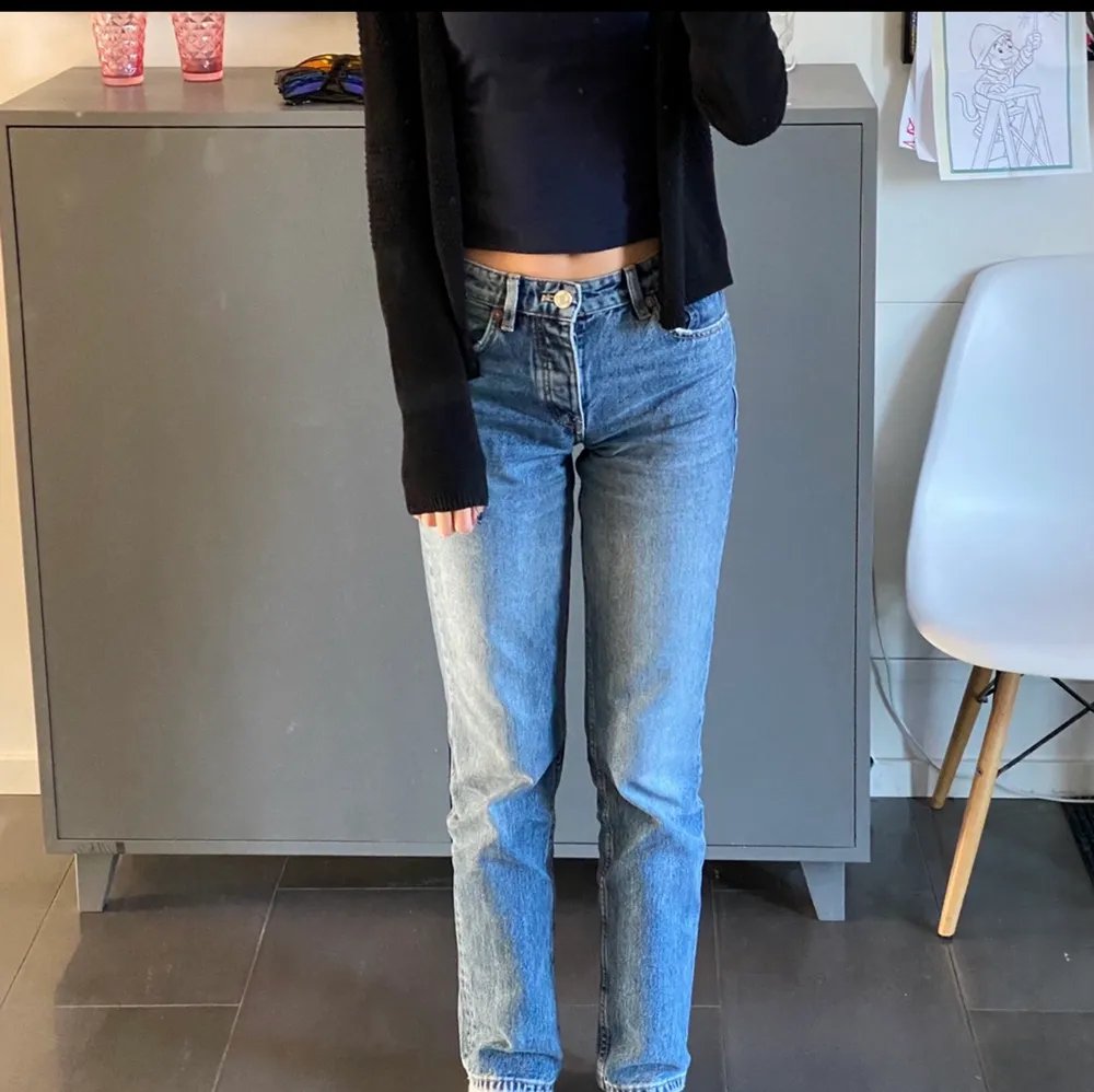 Mörkblå trendiga straight leg jeans från Zara i storlek 34. Säljer pga av att de inte blir använda. Köparen står för frakten:). Jeans & Byxor.