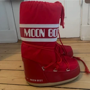 Moonboots - Intressekoll!! använda få gånger då dom inte kom till användning! storlek 35-38! Buda från 700 i kommentarerna eller köp direkt för 1000