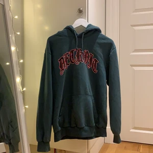 mörkgrön hoodie - Snygg mörkgrön hoodie som jag tror att jag köpt på HM herravdelning, strl M men sitter oversized på mig, jätteskön varm o bra kvalitet