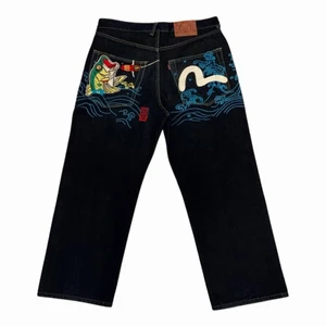 Evisu jeans - Säljer mina skit snygga evisu jeans pga det är inte min stil längre och behöver pengarna. Köpte dom för 1000kr. Använda 2 gng så nyskick. Säljer för 900 inklusive frakt. Skriv vid frågor eller om du är intresserad❤️