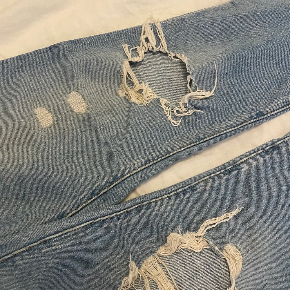 Säljer mina jeans från Levis i storleken W27 L30 då de blivit för små! I fint skick men slitningarna på knäna har varit i bättre skick! Skriv privat för fler bilder❤️‍🔥🌟. Jeans & Byxor.