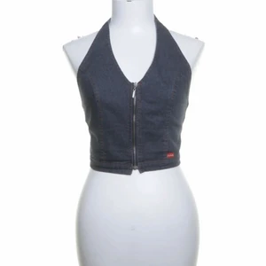 Halterneck jeanstopp - Funderar på att sälja den fiiinaste halterneck jeanstoppen från s Oliver. Verkligen superfin med skitcoola detaljer på ryggen som man kan se på bild 2!
