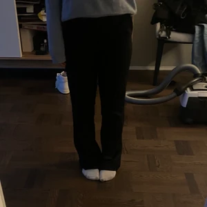 Kostym byxor - Fina, oanvända och trendiga kostym byxor från bikbok!! Köpte för 400kr säljer för 300kr, skriv för mer bilder eller information. Jag är 1,58 cm och dem är lite långa på mig.