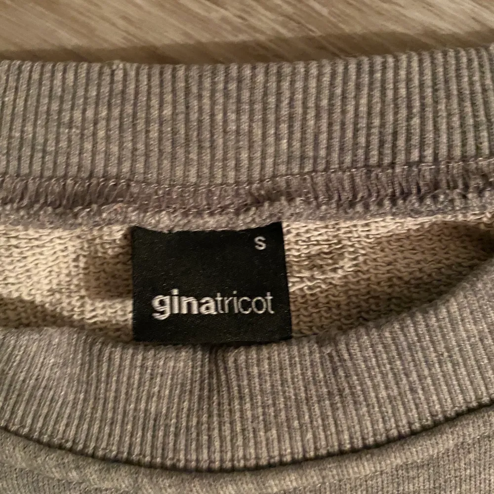 Grå sweatshirt med hål och tryck från Gina Tricot i storlek S! Inte jätte mycket använd men börjar bli lite nopprig💓 Säljer den pågrund av att jag inte använder den💖 . Tröjor & Koftor.