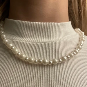 Vitt pärlhalsband ⚡️🤍✨ - Ett vitt pärlhalsband, 45 cm, två olika storlekar på pärlor, passar till nästan allt!🤩🤍⚡️