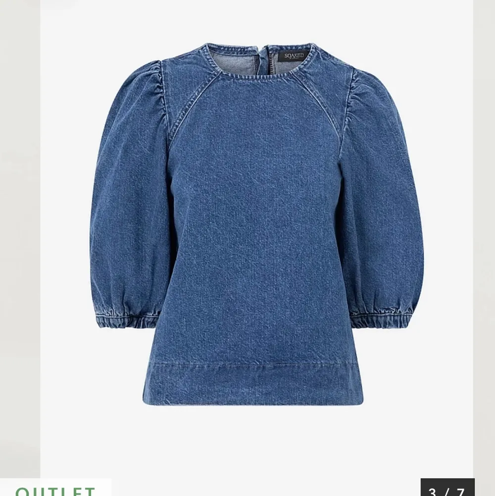 Säljer jättetrendig tröja med puffärmar från ellos🥰 ⚠️nypris: 800 kr⚠️ mitt pris: 450 kr⚠️ Gjord av ett jeansmaterial och aldrig använd💕. Blusar.