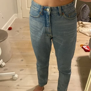 Säljer Jeans - jeans från monki stolek 24. Säljer pga att jag inte använder dom, använda ett få tal gånger. Pris kan diskuteras, köparen står för frakt💗
